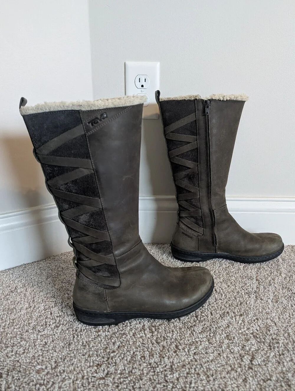 Teva Figueroa Tall Waterproof Leather Boots - Sherpa Lined sz 8.5